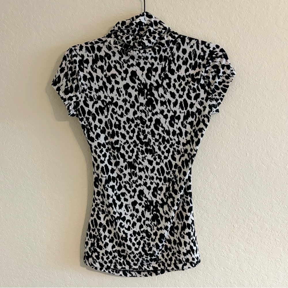 New York & Company Stretch Turtleneck Blouse Keyhole Front Printed - Picture 3 of 4